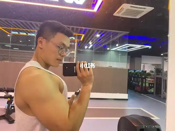 练出腹肌马甲线  #笔记灵感  #撸铁  镜子好大97