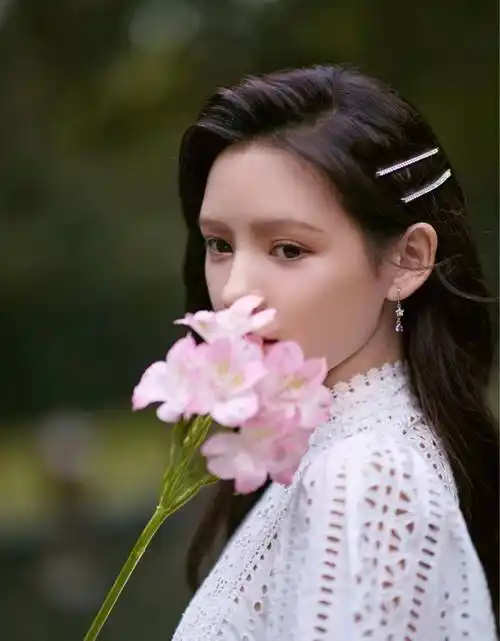 原创张予曦带有混血感的脸怎么穿都美这次随便一穿同样夺人眼球