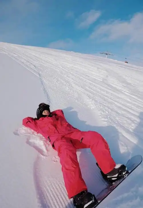 李冰冰晒最新美照身穿红色运动套装配墨镜休闲时尚