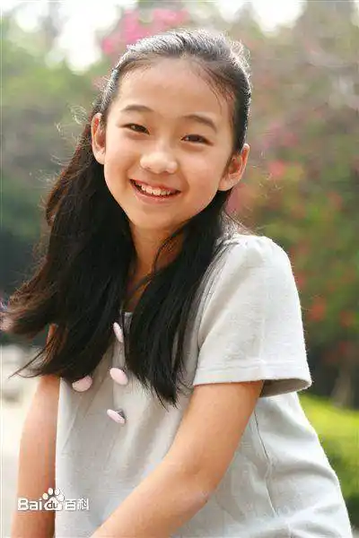 美琪的扮演者孙侨潞长大成了一个大美女,和小时候相比皮肤变白皙了