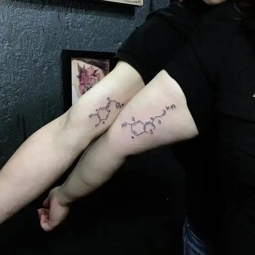 手臂小清新情侣纹身图案