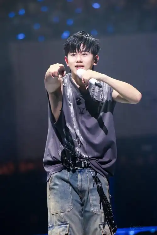 张杰超话#张杰未你好吗跨年演唱会#穿最酷的衣服,做最甜最可爱的皱皱