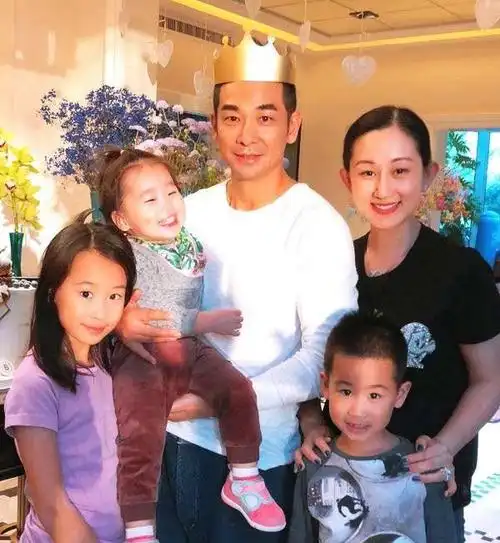 与丈夫相差八岁, 八年生三胎, 被丈夫宠爱十几年,今一家五口让人羡慕