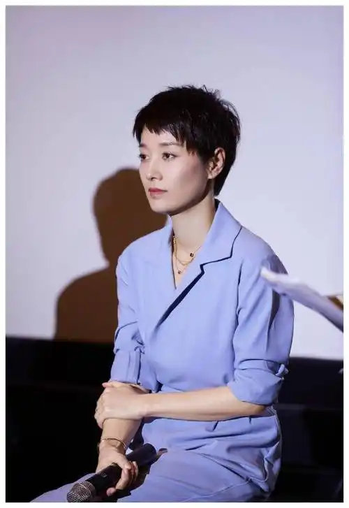 为了配合这个发型,马伊牙选择了纯蓝色的连体裤.