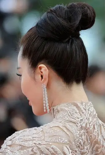 范冰冰的这款盘发从后侧看,精致的双花苞盘发极具复古中国风特色.