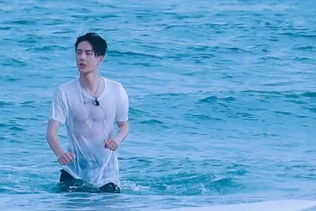 王一博的身材被低估了!冲浪湿身展现真实线条,难怪穿啥都这么帅