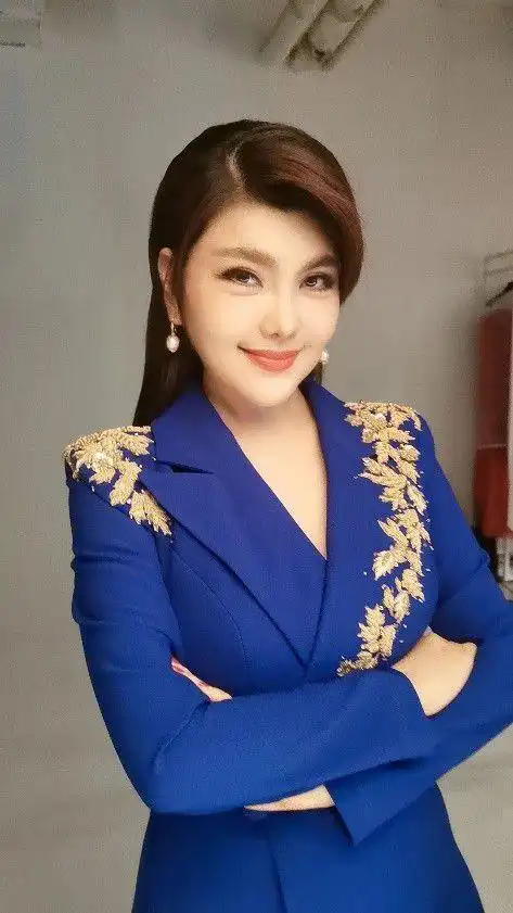 节日快乐乌兰图雅心中的太阳祝每一个她都闪闪发光