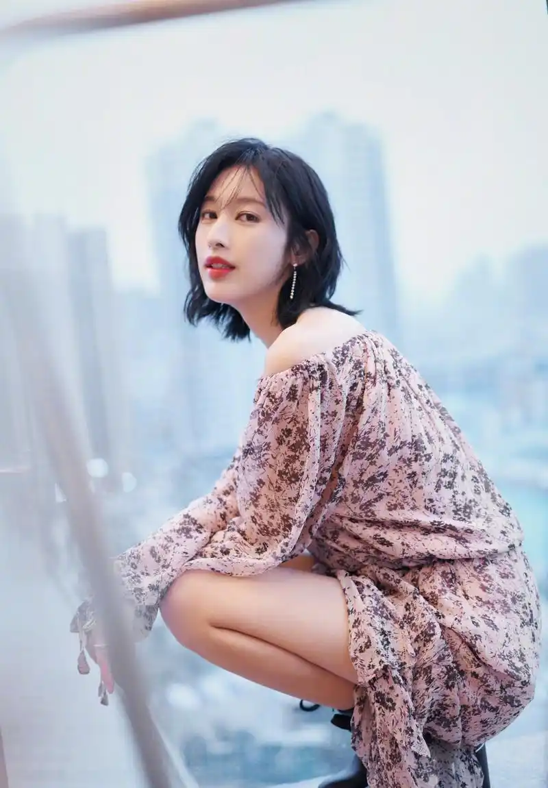 张俪只不过将短发烫卷了,34岁嫩回24岁,早该选这款波波头卷发了