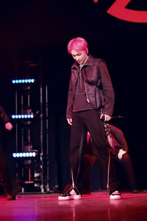 张艺兴让粉丝挑应援棒款式