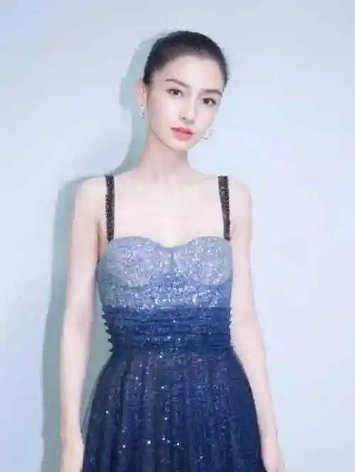 杨颖立好妈妈人设商场带儿子被偶遇6岁小海绵身高超妈妈腰部