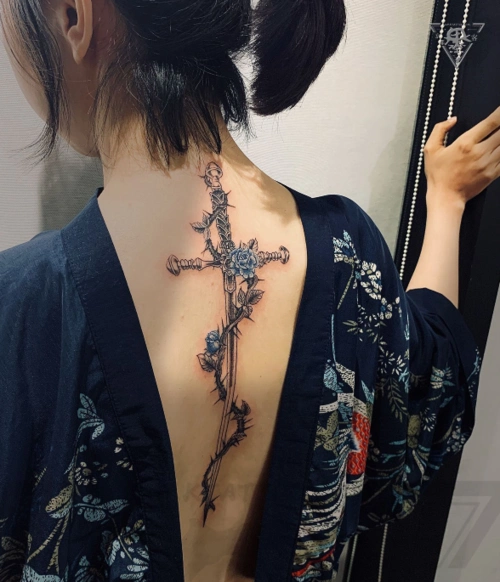 后背脊柱中间纹身图案5
