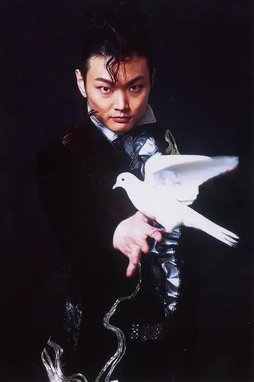 李宁:中国杂技团魔术演员.