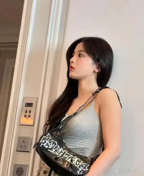 杨超越社交平台更新了一组照片,引起了网友们的热议.