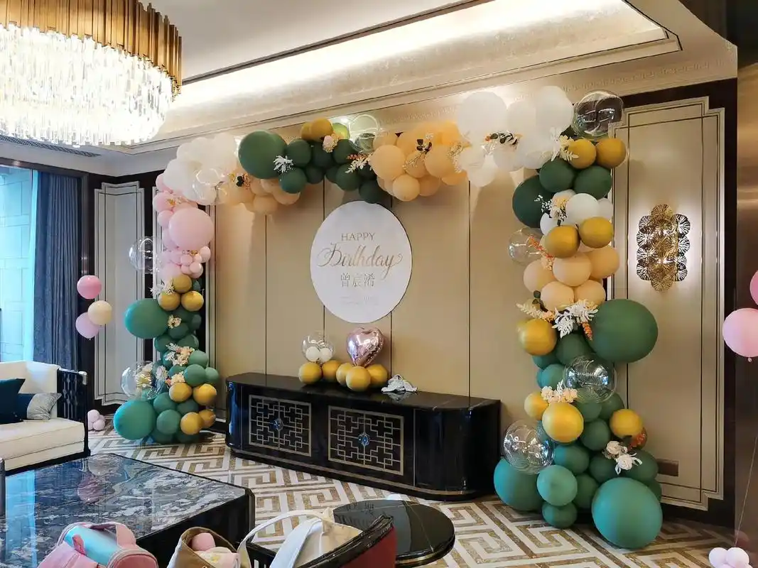 客厅背景墙气球布置