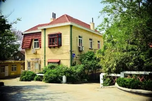 福山路36号是毛汉礼先生的故居,位于铁栅栏和杂物堆积,竹竿纵横辖方