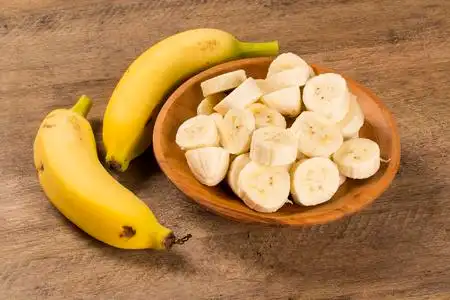 一只剥开香蕉图片