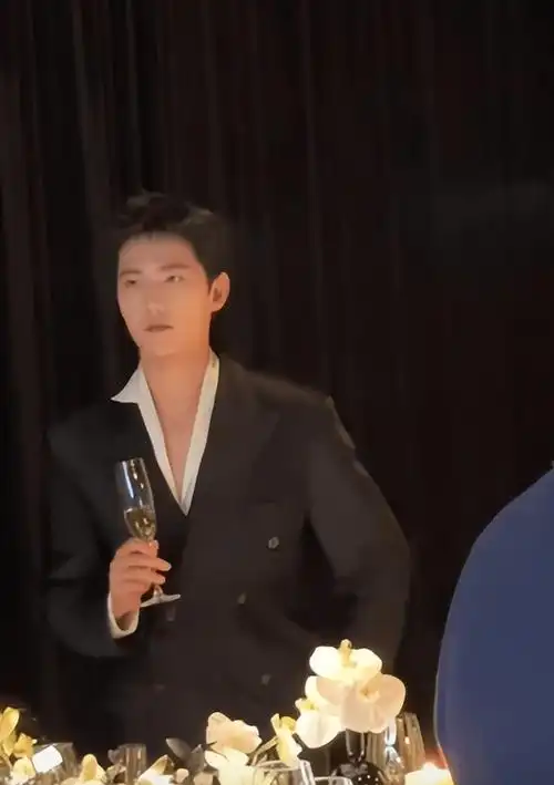 身高180cm的杨洋裤子拖地出席活动并与网红合影,他的脸上没有笑容