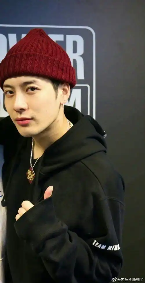 王嘉尔开会开到长出胡子