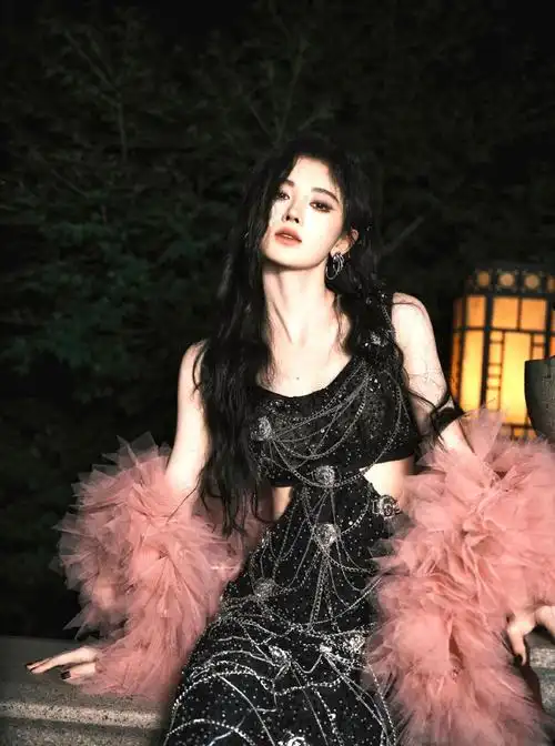 组图:鞠婧祎生日写真甜飒十足 着黑色亮片长裙搭粉纱吸睛迷人