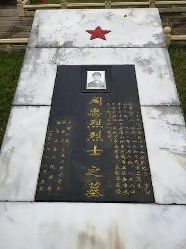 苗族哥哥牺牲,授英雄称号,17岁妹妹特批入伍,接过哥哥钢枪