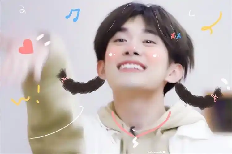 无论是冲天小辫子还是可爱到飞起的双小辫子,配上一副呆呆软萌的商