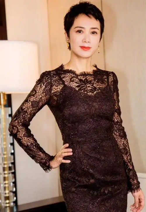 蒋雯丽穿衣太大胆!"镂空"玩出花,网友:难怪弟弟们招架不住!