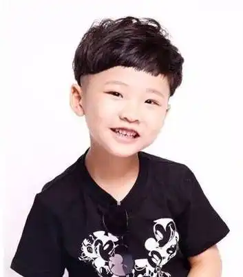 小男孩短发,给你推荐这几款发型,据说更加帅气可爱!