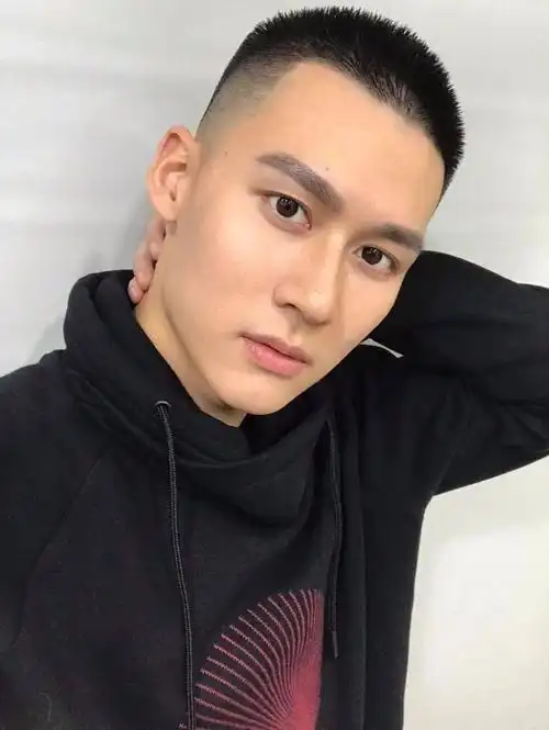 另外,欧美男生也非常能驾驭寸头.