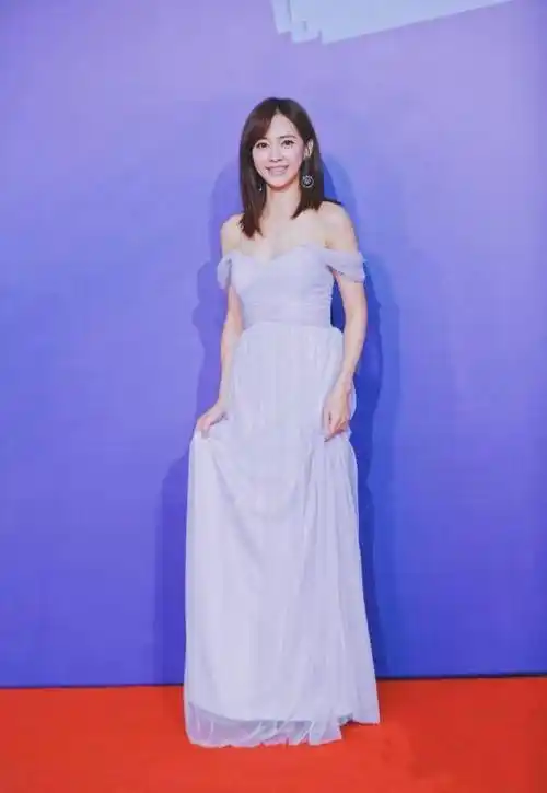 陈意涵不愧是硬核辣妈,一袭水蓝纱裙宛如仙子,哪像37岁刚生过娃_少女