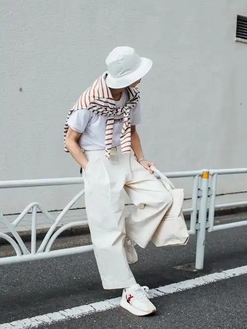 白裤子怎样搭配(白裤子怎么搭配衣服和鞋子图片)