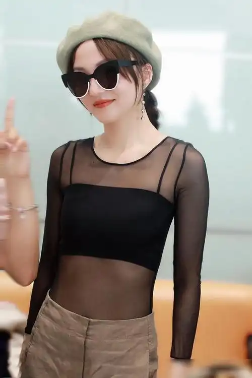 张韶涵这次豁出去了穿着薄纱就敢现身但她的腹肌让男人都汗颜