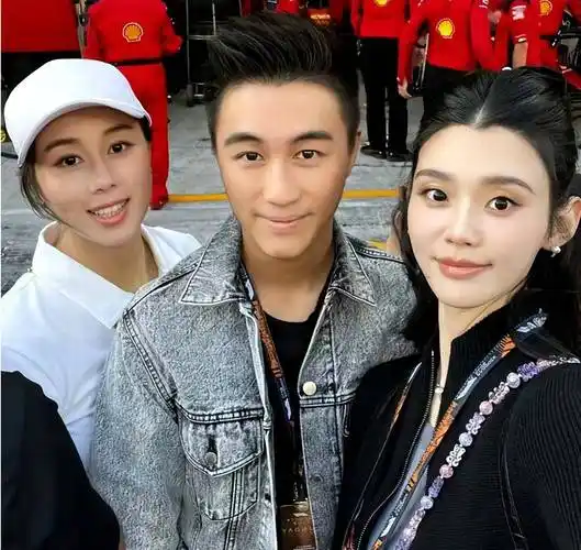 网友们发现奚梦瑶的身高居然高过周冠宇,也引起了一番讨论,何猷君跟奚