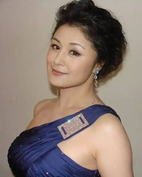 网曝赵丽颖冯绍峰3月还在一起玩密室_谢