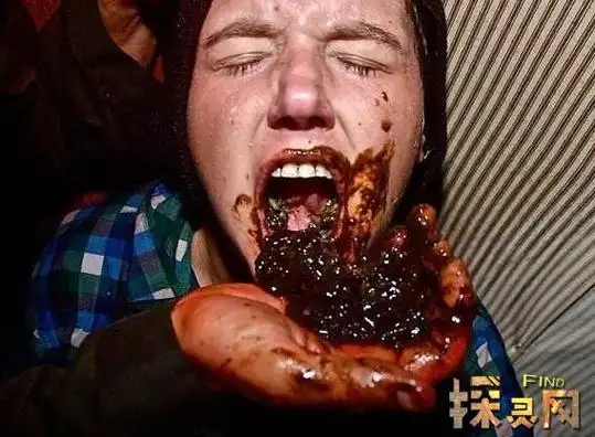 体验者被逼吃生鸡蛋