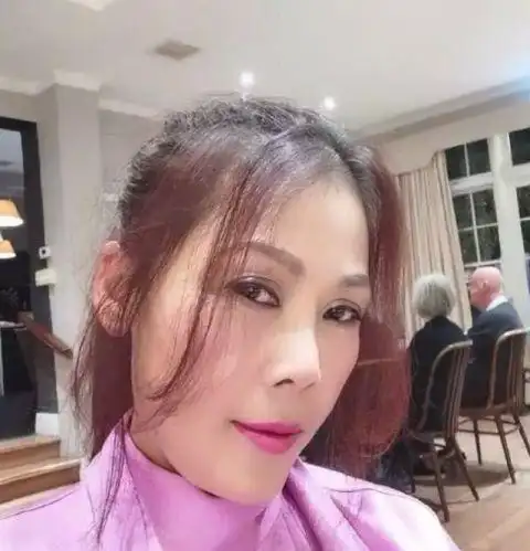 田震近照曝光 满头白发生活状态却极好 难怪敢讥讽那英