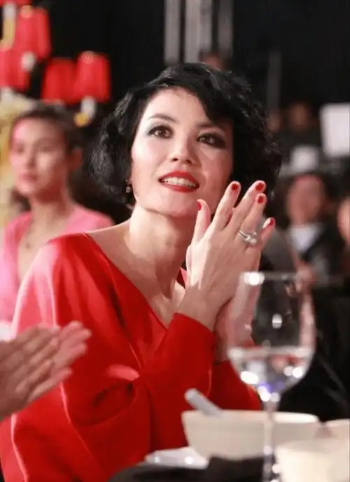 很少见王菲这样穿!火辣的卷发,烟熏妆,红色套装,_西装_女性_长裙