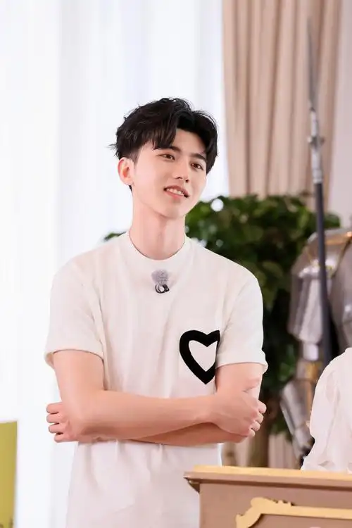 跑男来了cut04视频sniperaugust_蔡徐坤傻站enamored迷恋·蔡徐坤