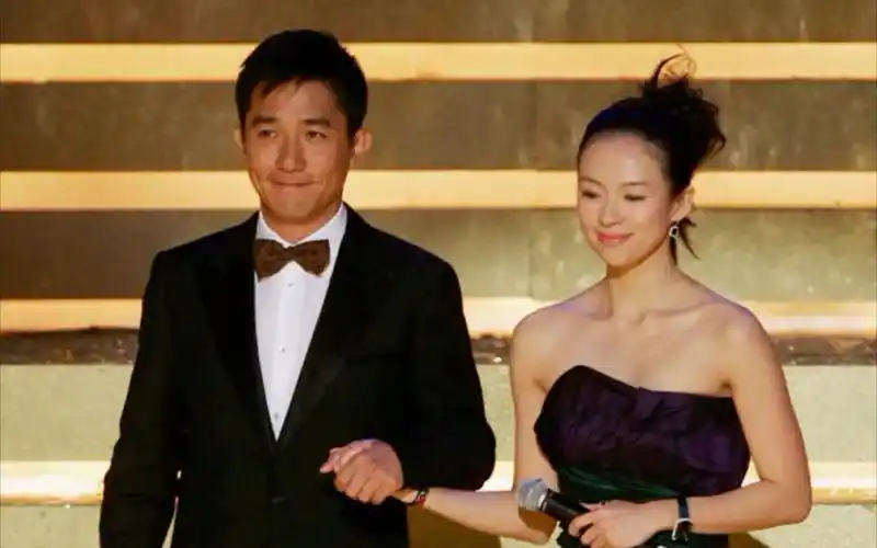 章子怡梁朝伟第25届香港电影金像奖颁发最佳导演奖