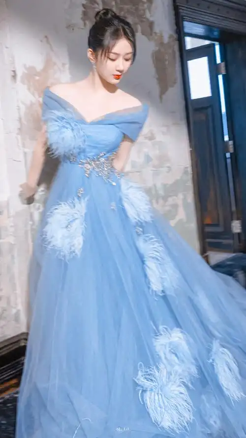 杨紫┊蓝色星球9295#杨紫碧蓝抹胸纱裙造型