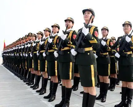 阅兵仪式上的女兵穿着长筒靴为何还要穿丝袜