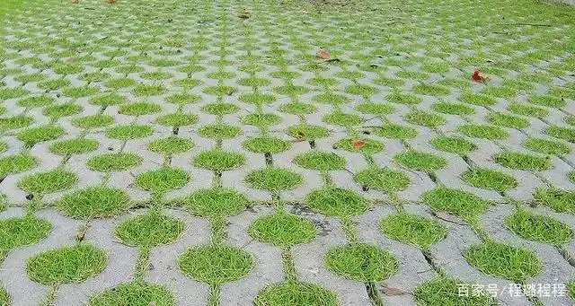 室外停车场地面材料处于露天环境,夜间暴露在阳光下,干,湿,冷,热膨胀