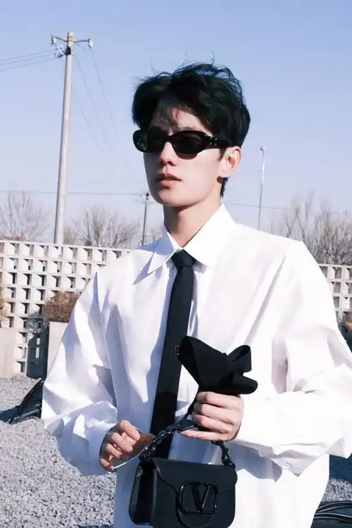 阳光正好的杨洋～白衬衫牛仔裤也能很潮#杨洋清瘦了不少