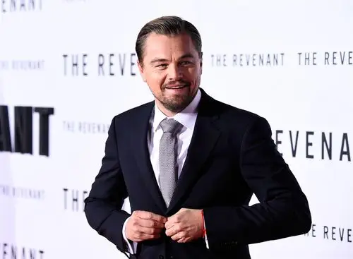 穿上西装还是很帅的!小李子冲奥新片盛大首映(图)