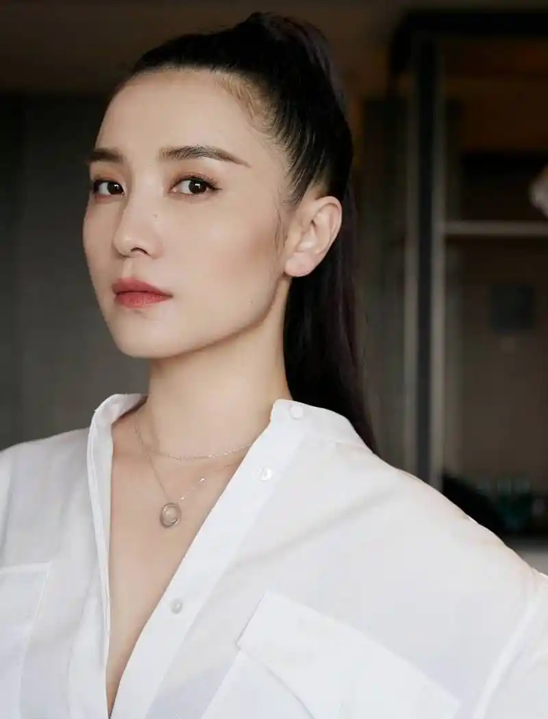 宋佳,一位才华横溢的中国内地影视女演员和歌手,1980 年 11 月 13 日