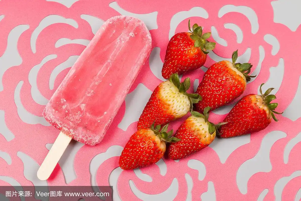 美味爽口的草莓味冰棒
