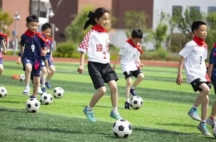 孩子们在体育课上练习足球基本功.通讯员 翟慧勇 摄