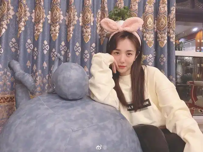 王晓晨晒居家自拍 蝴蝶结发带可爱满分