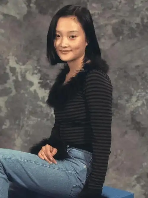 李小璐98年旧照曝光没大双眼皮与尖下巴16岁的她好清纯