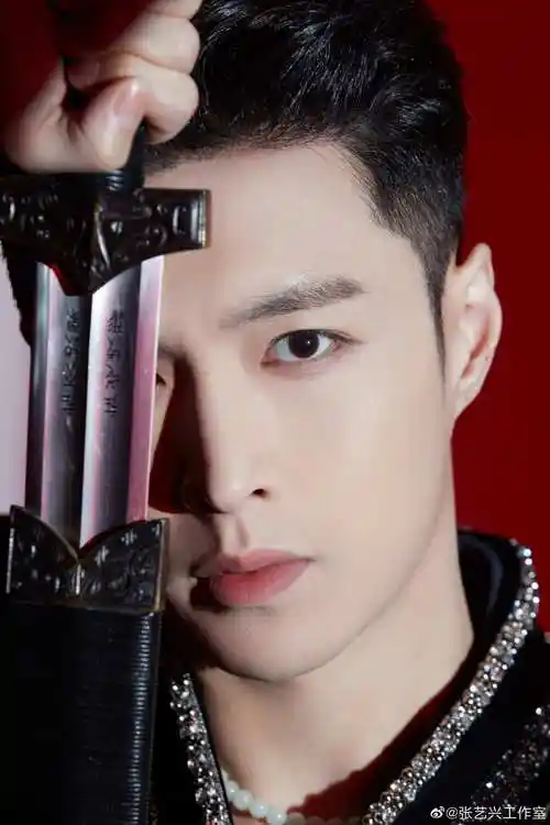 如何评价张艺兴2020跨年舞台《夸父逐日 莲》?