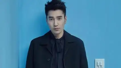 赵又廷新剧路透 片场与人打招呼没包袱